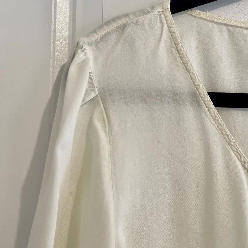 🍀 Elegant White Blouse with Lace Details 🍀 - Picture 8 of 11